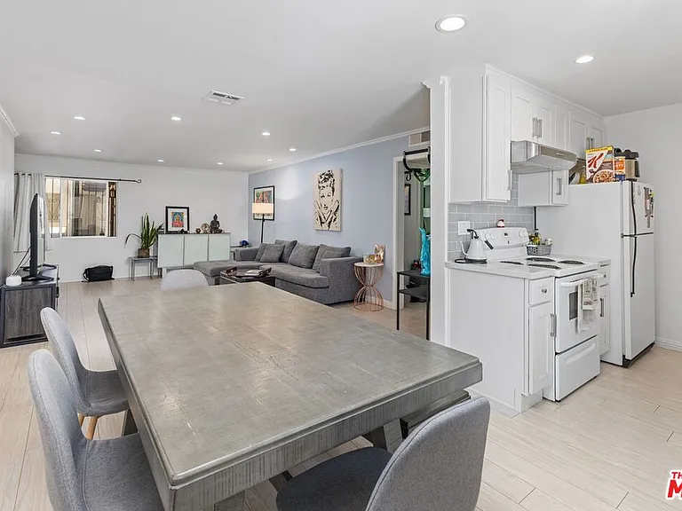 12801 Moorpark St #206 — Photo 10