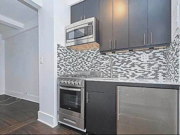 5th image of 457 W 57th St #705