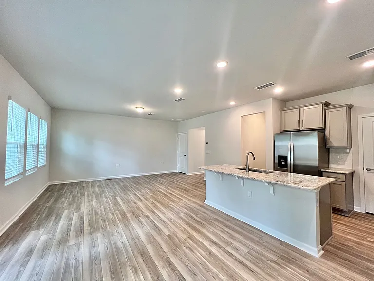 870 McKenzie Park Ter — Photo 6