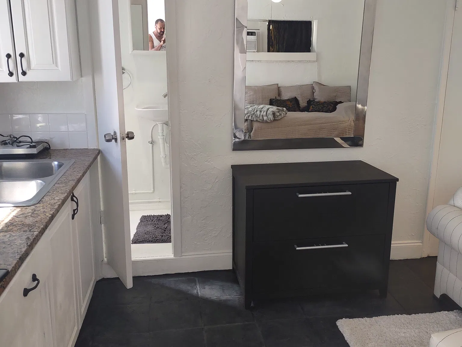 Studio, 700 sqft, $1,350 — Photo 4