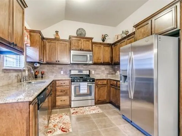 2400 Golden Ln — Photo 14