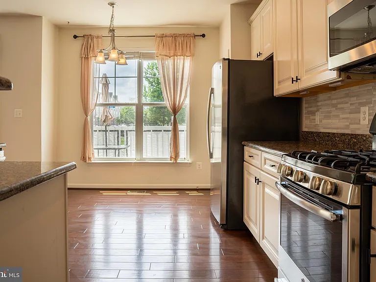 42243 Canary Grass Sq — Photo 9