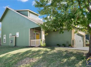 902 Olivers Ct, Lawrence, KS 66045