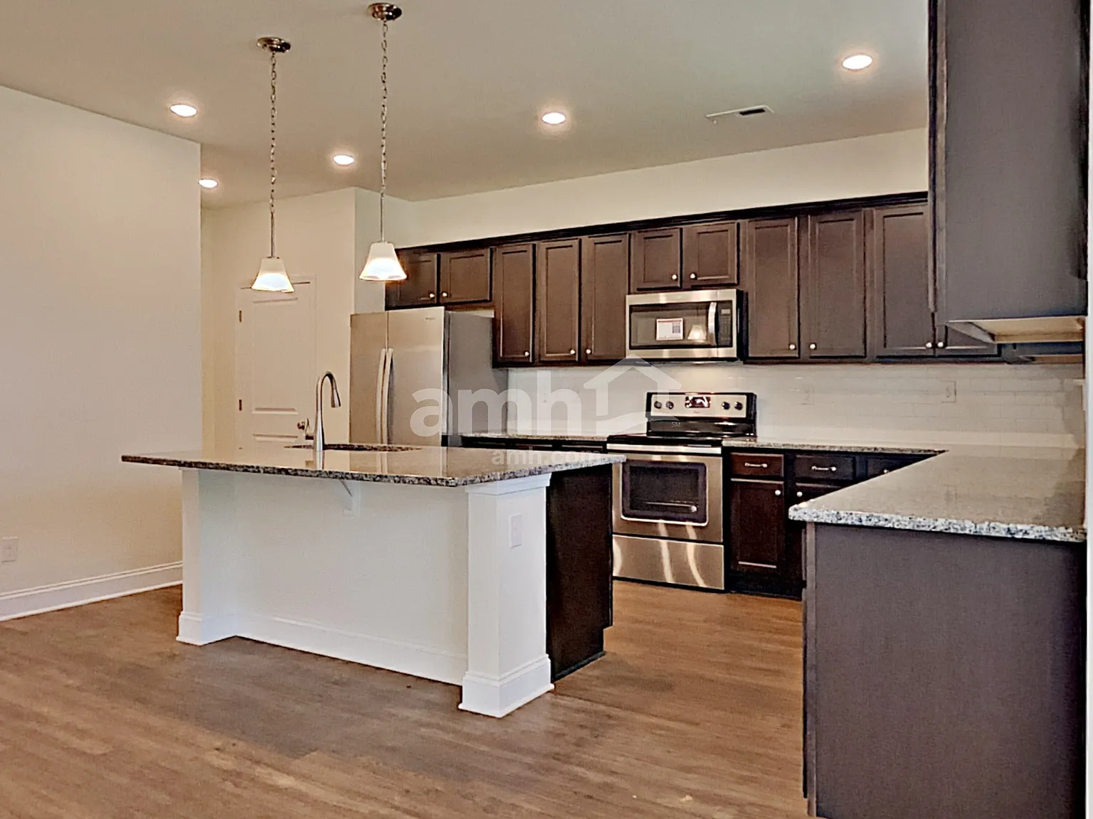4 bed, 2.5 bath, 2379 sqft, $2,525 — Photo 4