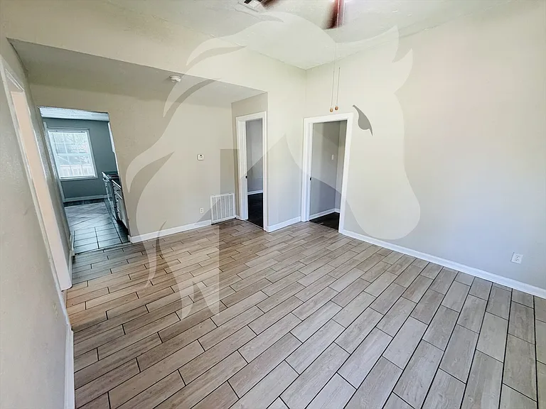 113 W Wabash Ave — Photo 3