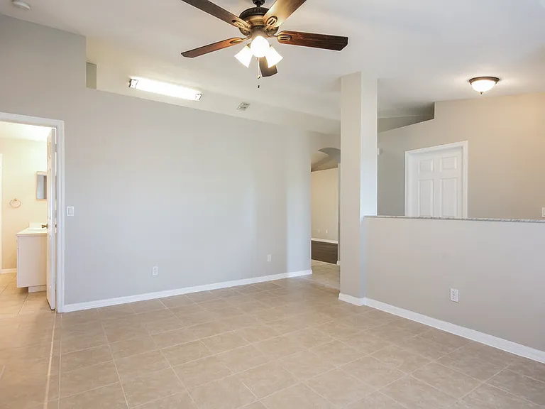 4417 SW 7th Ave — Photo 3