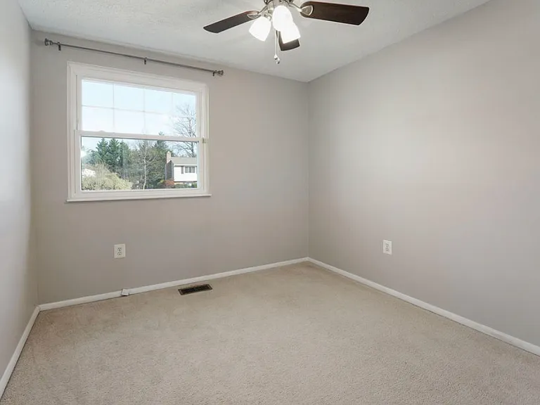 16012 Normandy Ct — Photo 14