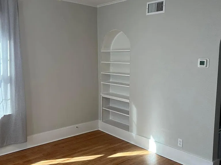 115 E 12th St #1 — Photo 7