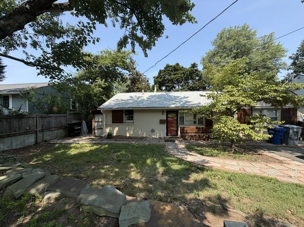 5538 Janelle St, Alexandria, VA 22303