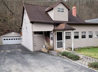 1917 Lens Creek Rd, Hernshaw, WV 25107