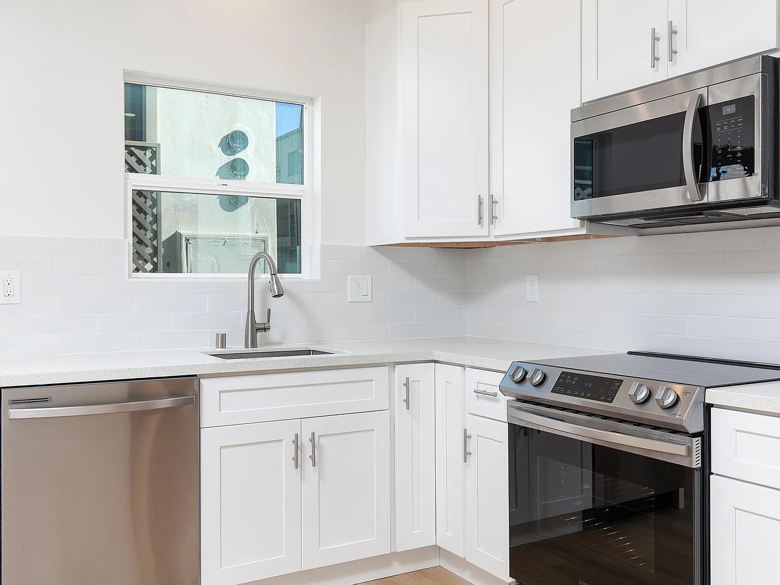 2 bed, 900 sqft, $3,295 — Photo 4