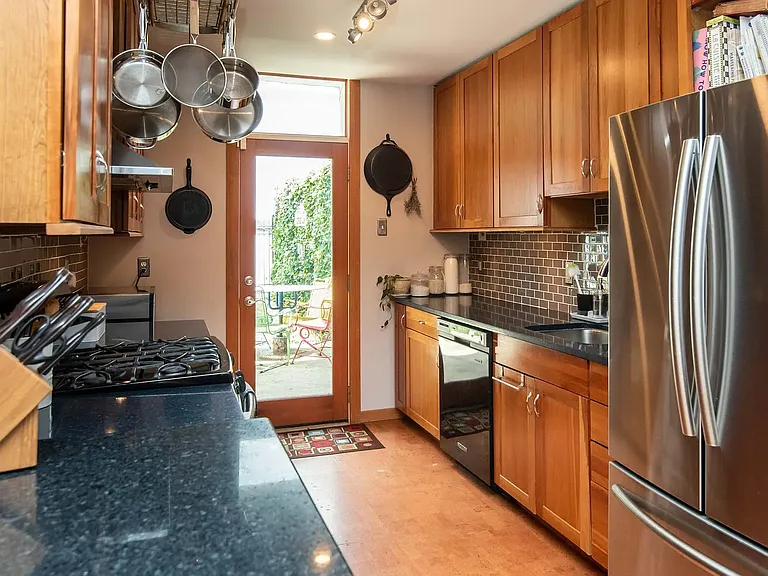 213 W George St — Photo 5