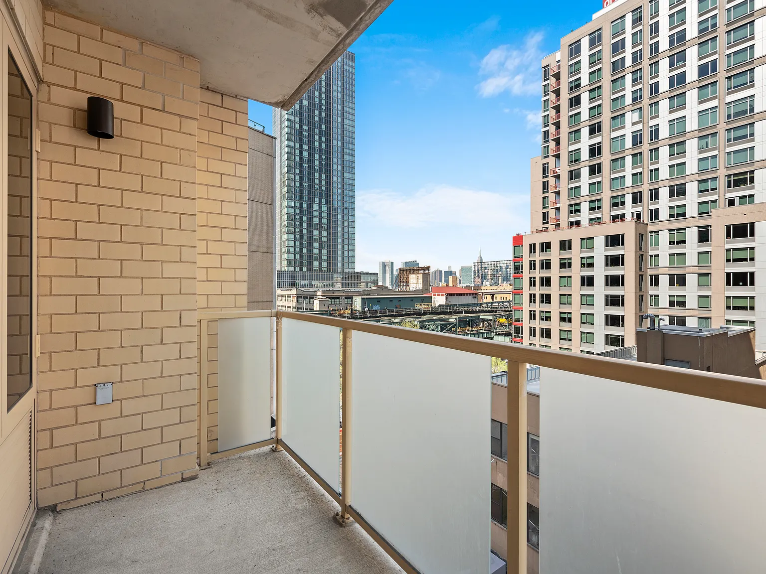 4134 Crescent St — Photo 3