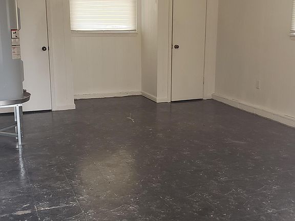 3rd image of 105 Meadowbrook Dr