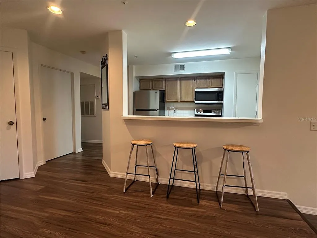2 bed, 2.0 bath, 1110 sqft, $1,800 — Photo 2