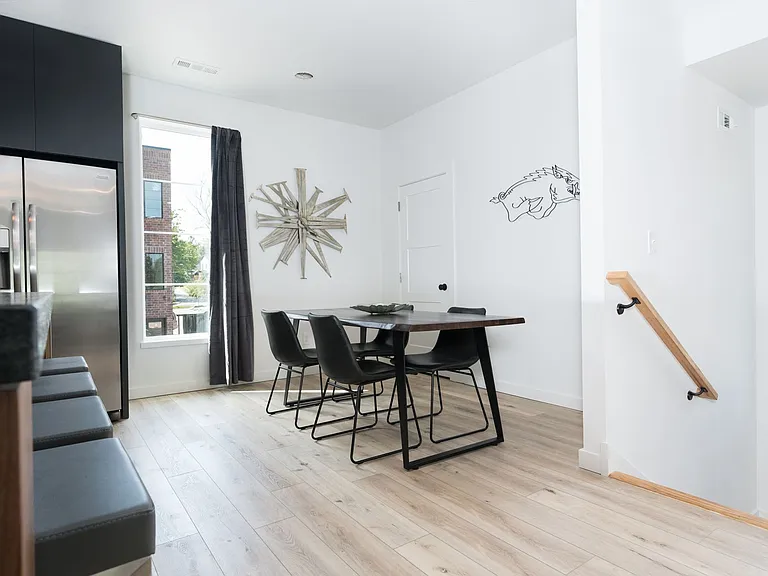 863 W Holly St — Photo 11