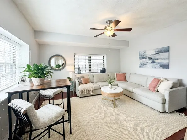 191 Bunker Hill St APT 206, Charlestown, MA 02129