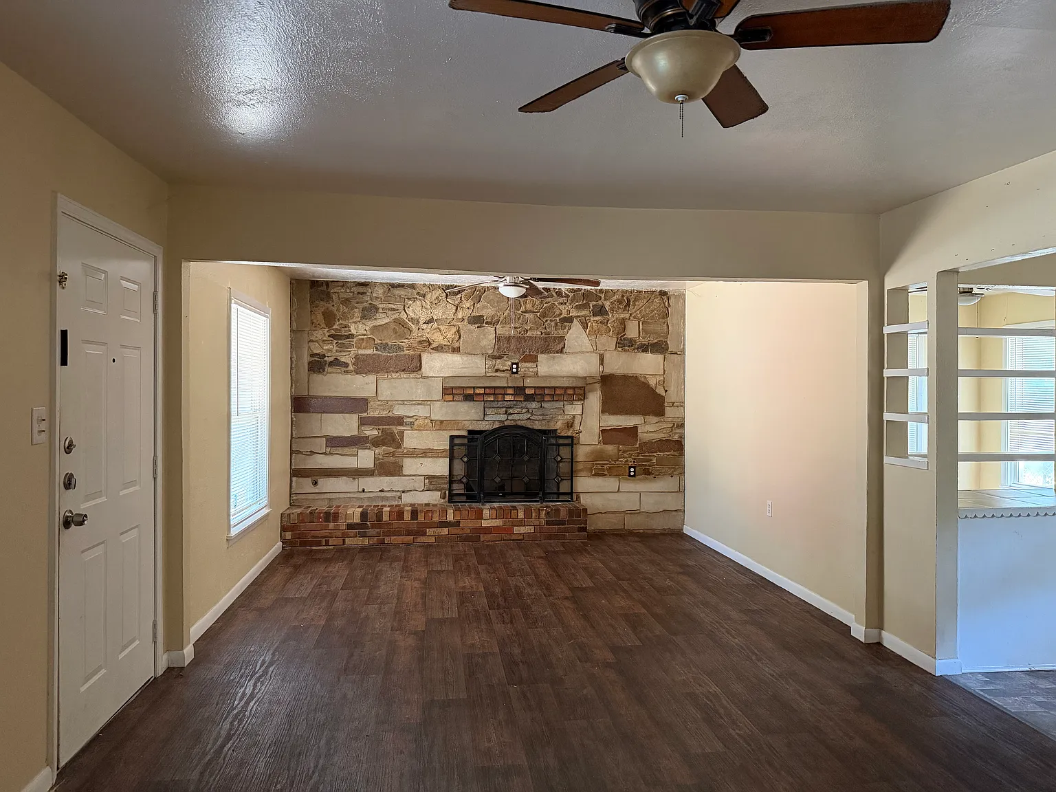 2 bed, 1044 sqft, $1,550 — Photo 2