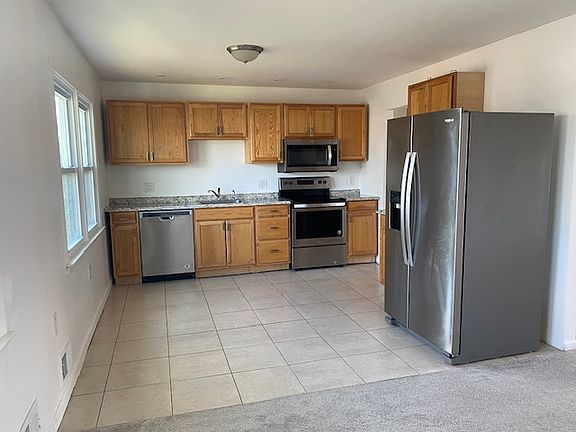 Kitchen
wood cabinets
stainless steel appliances