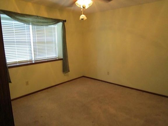 3rd image of 130 Willow Wood Dr