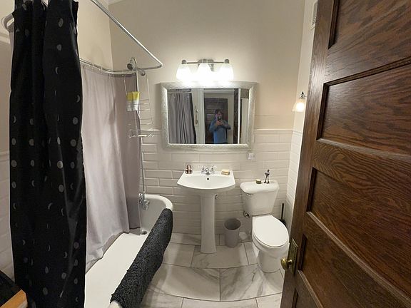 4th image of 2400 Lyndale Ave S APT 5