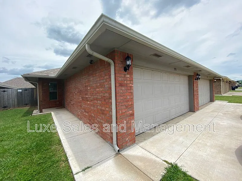 793 SW 13th St