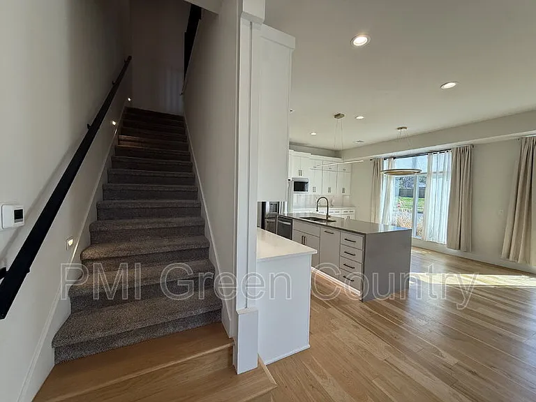 134 E Elgin St — Photo 7