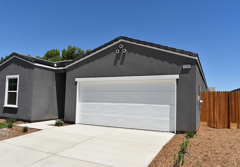 4486 N San Clemente Ave — Photo 2
