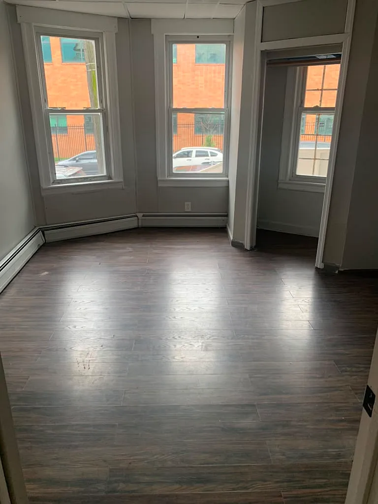 4 bed, 1000 sqft, $2,500 — Photo 2