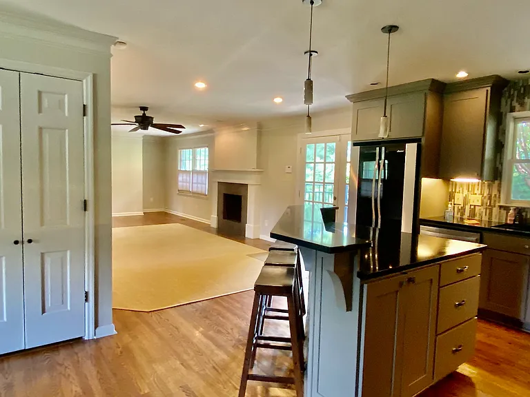 1414 E Olive Dr SE — Photo 3