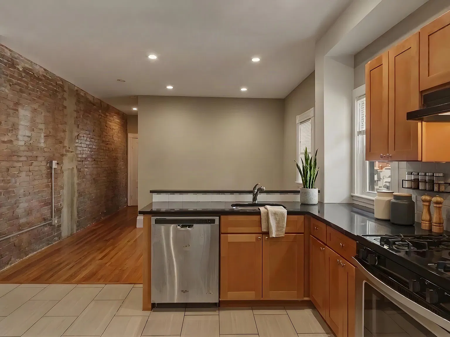 3 bed, 1100 sqft, $3,100 — Photo 1