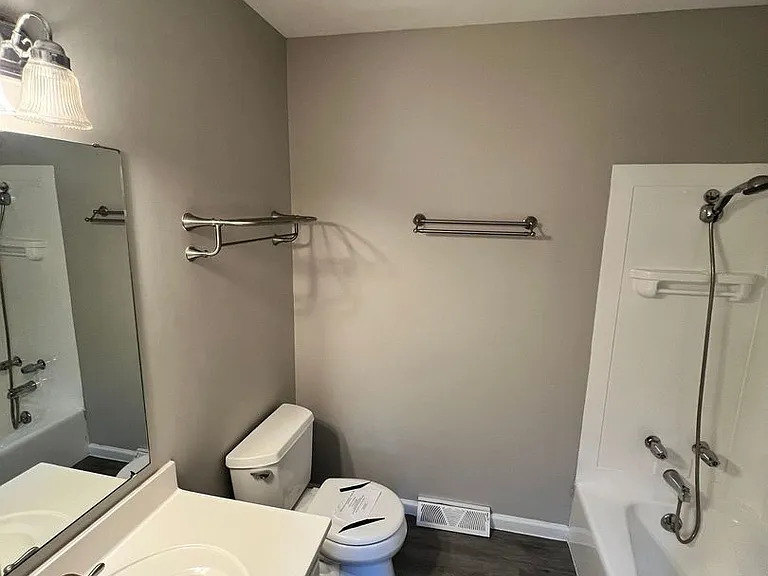 843 W Kansas St — Photo 13
