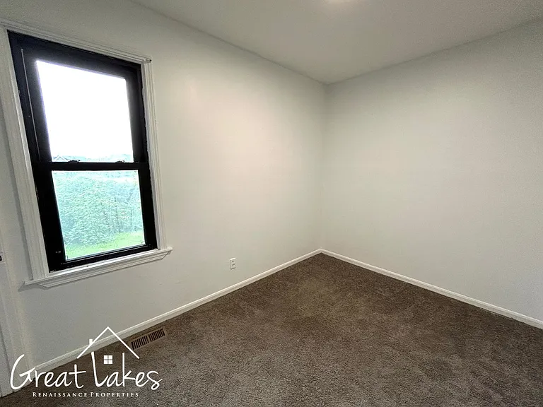 141 Gladstone St — Photo 12