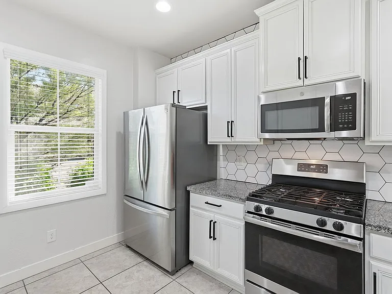 216 E Beatryce St — Photo 10