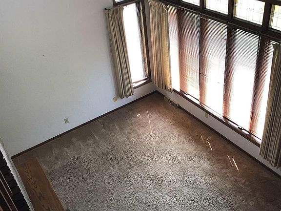 5th image of 3967 Valley View Dr