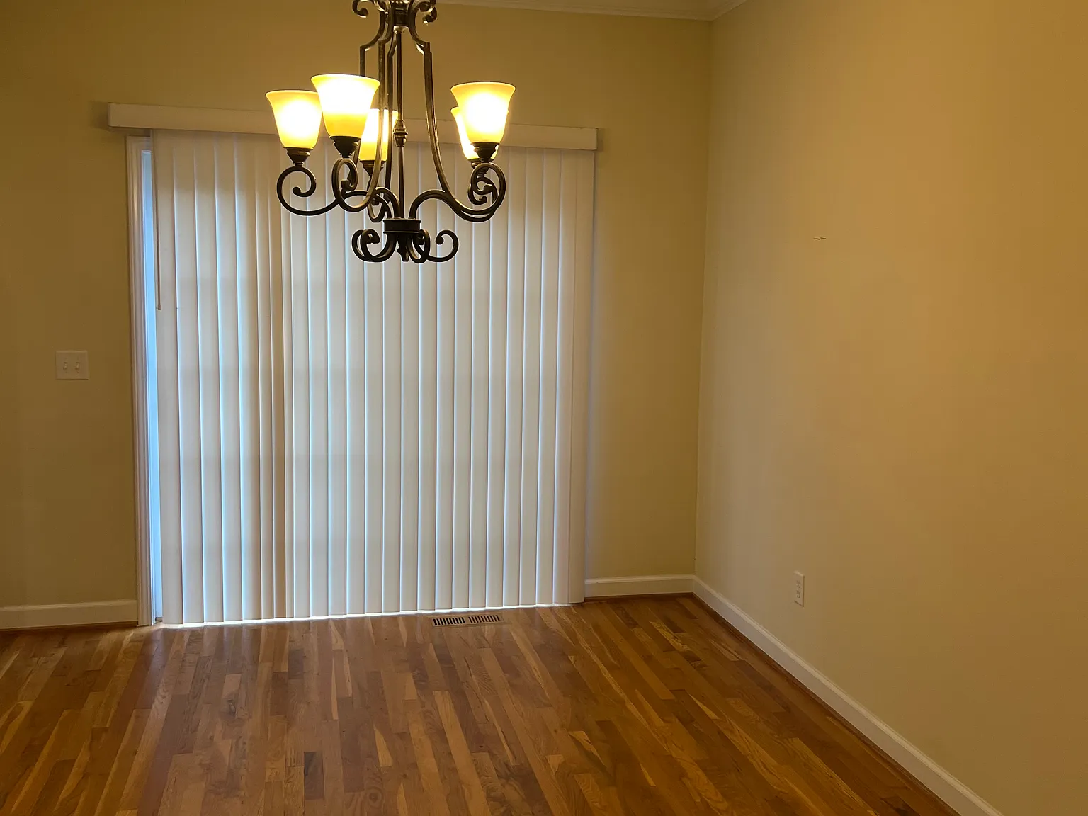 3 bed, 2.5 bath, 1600 sqft, $2,095 — Photo 3