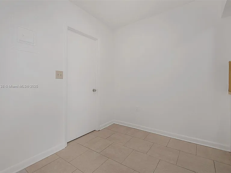 1975 NE 135th St #3B — Photo 17