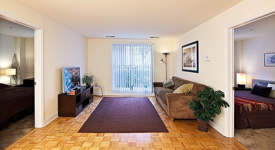 2nd image of 1313 Grand St APT 202