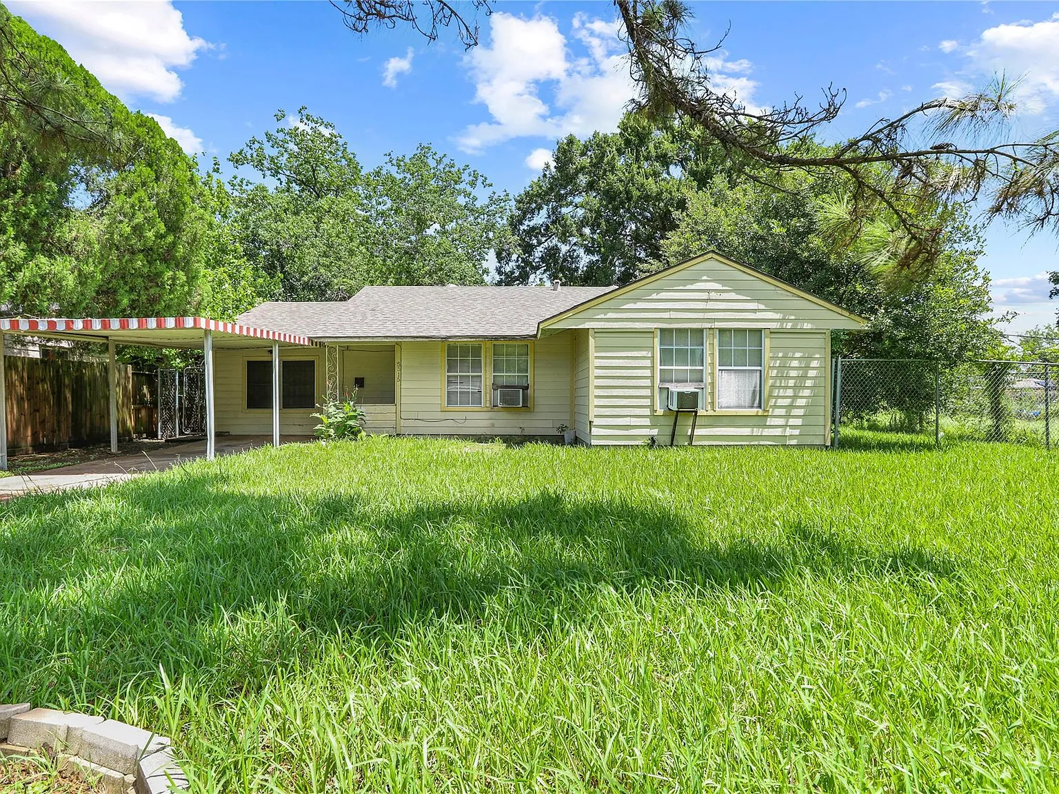3 bed, 1.0 bath, 1180 sqft, $1,300 — Photo 1