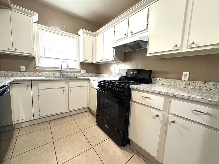 2937 Pioneer Ave — Photo 6
