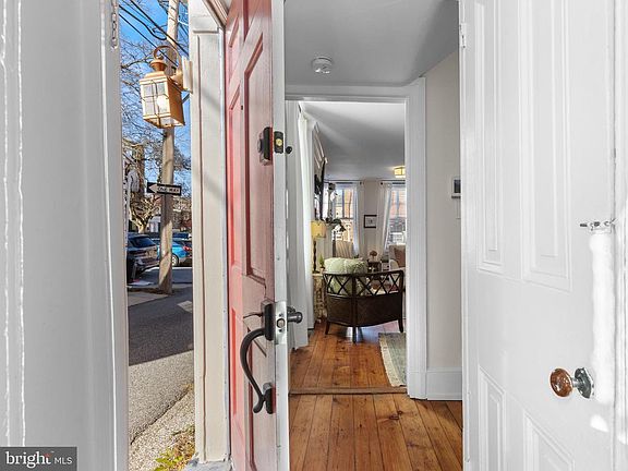 4th image of 22 W Miner St