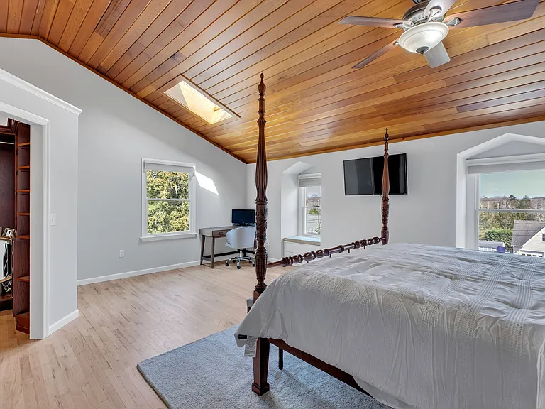 345 Colonial Rd — Photo 22