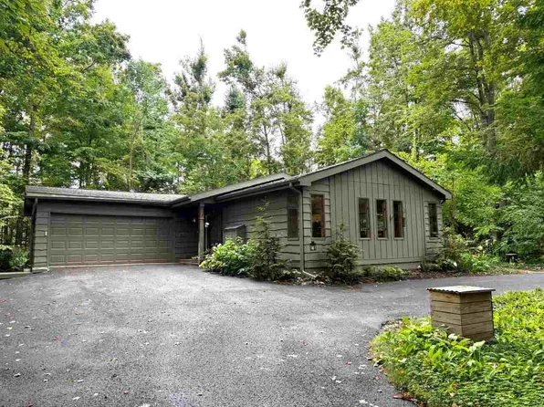 415 Winfield Dr, Harbor Springs, MI 49740