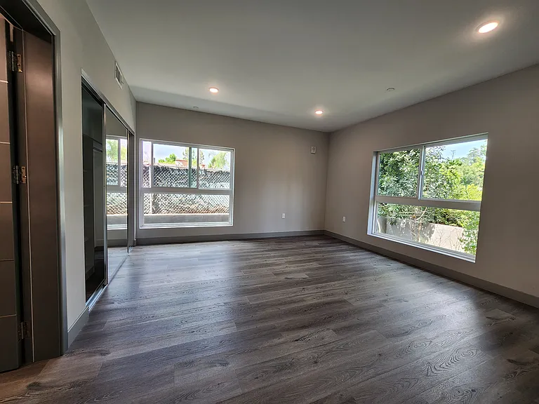7040 N Woodman Ave #105 — Photo 8