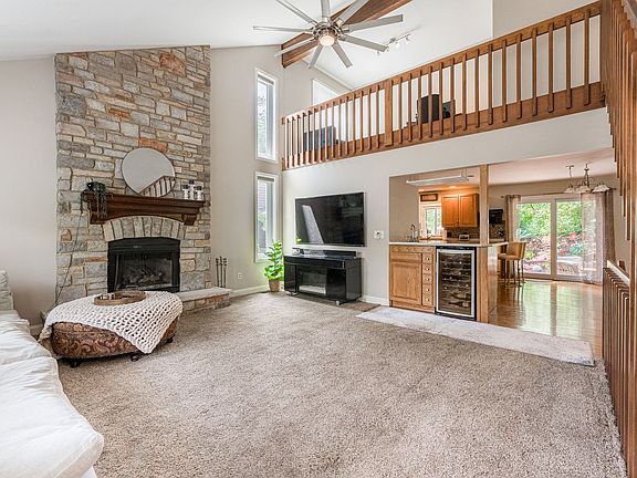 3rd image of 28 Lakewood Cir