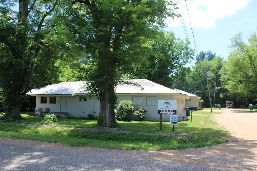 102 Pecan Ln — Photo 3