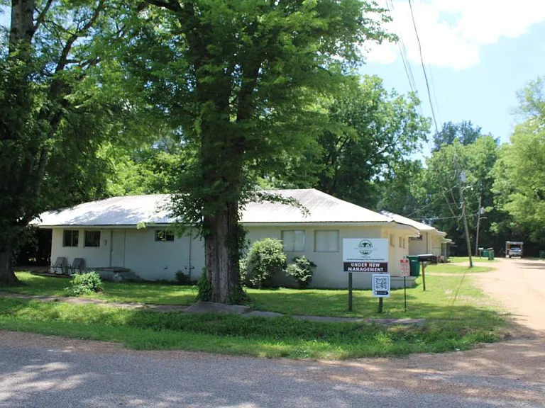 102 Pecan Ln — Photo 3