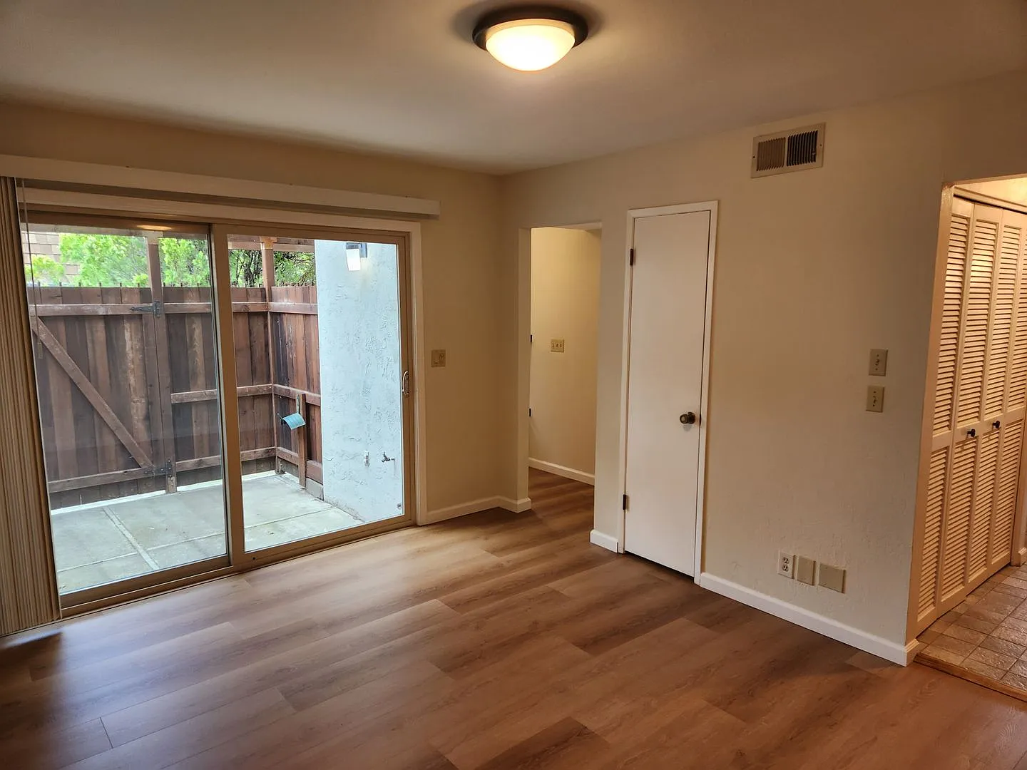 Very nice 2 Bed/ 1.5 Bath /1,263 Sqft Walnut Creek townhouse in desirable Skywest HOA available O... — Photo 3