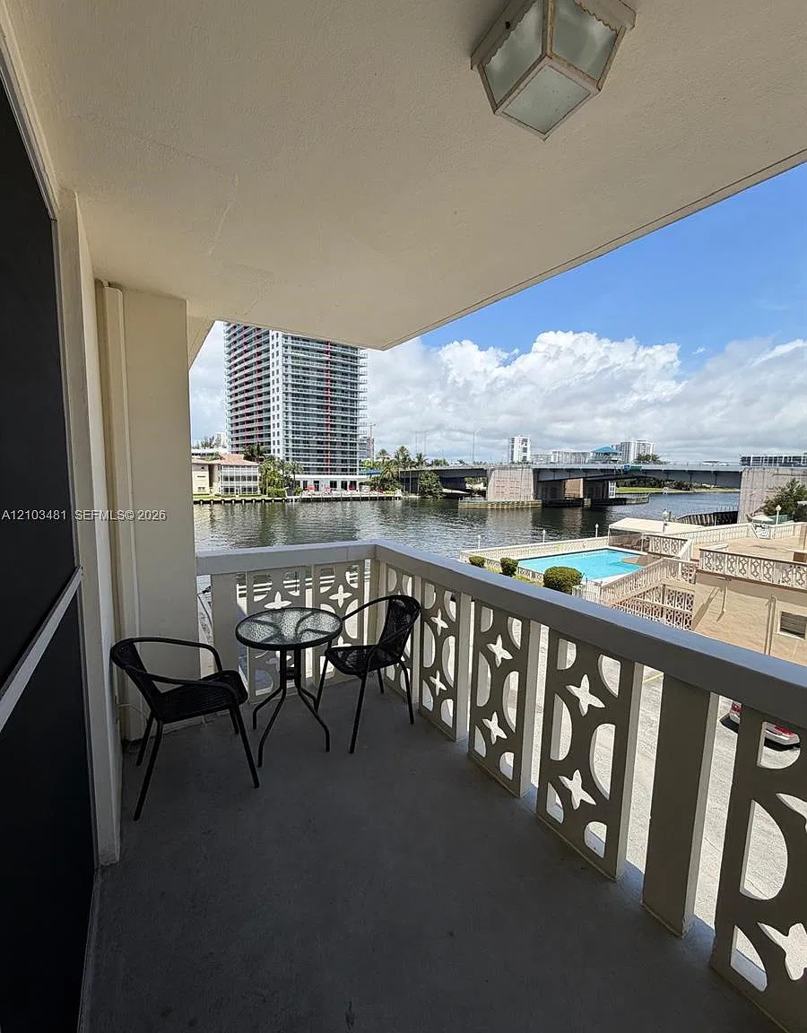 Imperial Towers Condo — Photo 1
