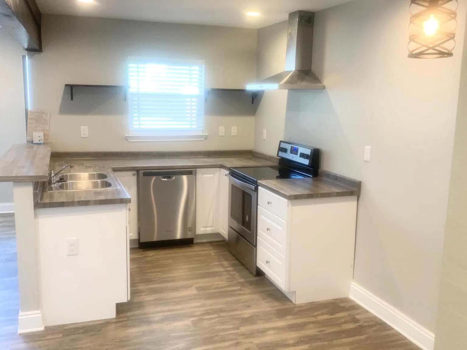 1607 Kelly Ave — Photo 2